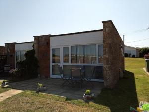una casa con una mesa y sillas en el patio en Fort Albert, en Freshwater