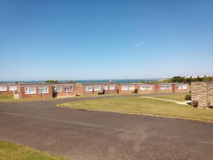 Un estacionamiento vacío frente a un edificio de ladrillos en Fort Albert, en Freshwater