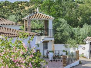 a house with a gate and a gazebo at Cubo's Casa Rural Mar Verde in Adamuz