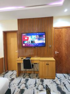 TV a/nebo společenská místnost v ubytování Masters Class Hotel