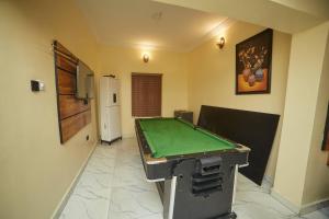 Biliár nebo kulečník v ubytování Masters Class Hotel