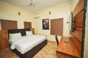 Postel nebo postele na pokoji v ubytování Masters Class Hotel