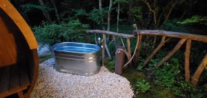 ein Eimer Wasser steht auf einem Kieshaufen in der Unterkunft NASU terrace LEI プライベートバレルサウナとハーブ香るガーデンBBQ in Nasu + 39 Fotos