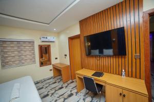 TV a/nebo společenská místnost v ubytování Masters Class Hotel