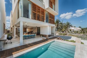 an exterior view of a house with a swimming pool at Casa Mori frente al mar in San Benito