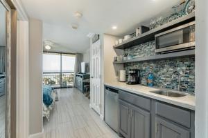 una cocina con fregadero y encimera en San Luis Sunshine #631 by Vacasa, en Galveston
