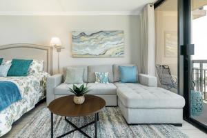 una sala de estar con una cama y un sofá en San Luis Sunshine #631 by Vacasa, en Galveston