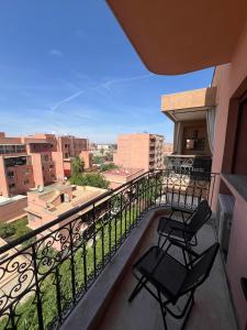 马拉喀什City center 2 bedroom in heart of Marrakech的市景阳台配有两把椅子