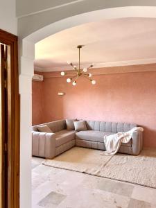 马拉喀什City center 2 bedroom in heart of Marrakech的带沙发和枝形吊灯的客厅