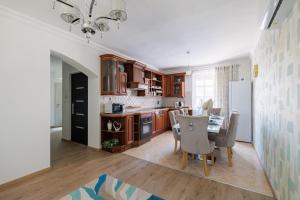 Η κουζίνα ή μικρή κουζίνα στο Deluxe Design Apartman