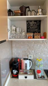 Příslušenství pro přípravu čaje a kávy v ubytování Tamraght cosy stay