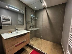 a bathroom with a sink and a shower at Chalet Aster - Maison de village rénovée sur 3 niveaux 4 pièces pour 6 personnes à St Marcel MAE-6444 in Saint-Marcel +6 photos