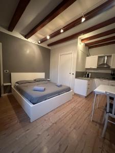 une grande chambre avec un lit et une cuisine dans l'établissement Corso Como Suite, à Milan