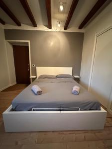 - un grand lit avec 2 oreillers dans l'établissement Corso Como Suite, à Milan 3 autres photos