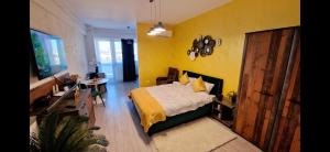 Postel nebo postele na pokoji v ubytování GoldenView Downtown Apartment near Palas Mall