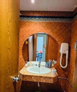 une salle de bain avec un lavabo et un miroir dans l'établissement ANDALUSIA BEACH A602 Elenite, à Bourgas 15 autres photos