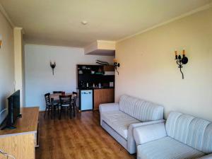 un salon avec un canapé et une table dans l'établissement ANDALUSIA BEACH A602 Elenite, à Bourgas