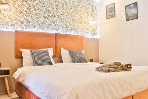 a bedroom with a large bed with a headboard at Studio de charme face corniche de Casablanca in Casablanca