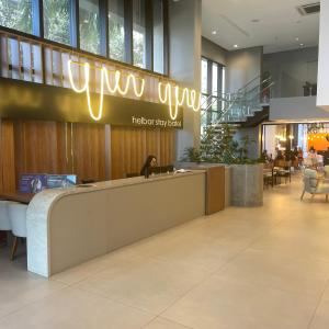 a lobby with a reception desk in a building at THE ONE - Flat Batel Premium in Curitiba