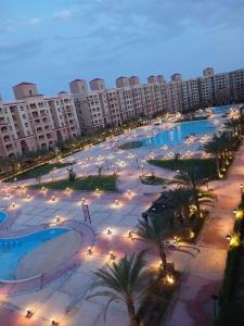 Una vista aérea de un complejo turístico por la noche. en Aqua view resort studio, en El Qasaba esh Sharqīya