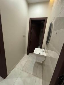 a bathroom with a sink and a mirror at غرفة وحمام مفروشة in Riyadh