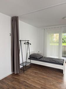 a white room with a bed and a window at Zentral & Ruhig - Apartment für 6 Gäste in Top Lage! in Königswinter