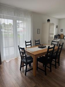 a dining room table and chairs in a kitchen at Zentral & Ruhig - Apartment für 6 Gäste in Top Lage! in Königswinter