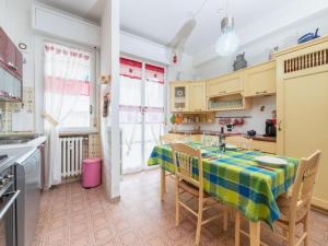 a kitchen with a table and chairs in a room at CASA DIPLI luminoso appartamento tra il mare e la città in Pesaro