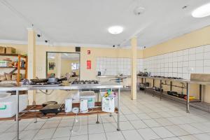 Kuchyň nebo kuchyňský kout v ubytování Mangoes Backpacker Hostel & Farmstay + 23 fotografií