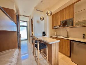 Η κουζίνα ή μικρή κουζίνα στο Zantamar Penthouse 607B