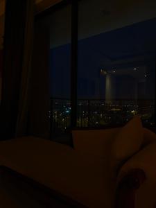 een kamer met uitzicht op de stad 's nachts bij Calestial Grand in Lucknow