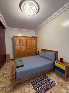 a bedroom with a bed and a ceiling at Appartement fraîchement rénové in Oualidia