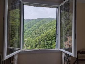 Nespecifikovaný výhled na hory nebo výhled na hory při pohledu z hotelu