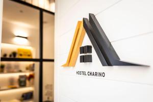 庞特维德拉Hostel Charino的房间里有一家 Master Ching 商店的标志