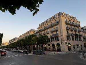 シェシーにあるCosy Disney Escape - 3 min Disney - 35 min Parisの通路脇に車を停めた大きな建物