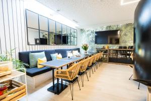 庞特维德拉Hostel Charino的有一张长桌子和椅子的餐厅
