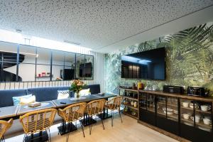 庞特维德拉Hostel Charino的一间带酒吧和椅子的用餐室