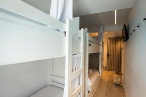 庞特维德拉Hostel Charino的一间拥有白色墙壁和走廊的房间 更多37张照片