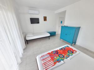 a room with a bed and a blue cabinet at Vila Toscana in Eforie Nord