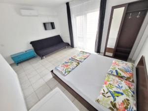 a living room with a table and a couch at Vila Toscana in Eforie Nord