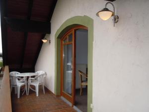 a patio with a table and chairs and a door at Hotel Lugerhof in Weiding