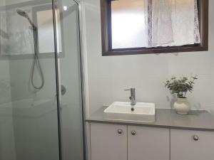 Ένα μπάνιο στο Stay at Adjin