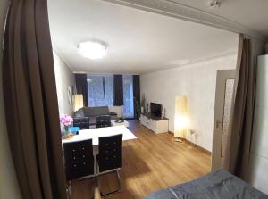 a living room with a couch and a table and chairs at Ferienwohnung - Glockenbergtraum - im schönen Harz, 2 Zimmer mit Südbalkon in Altenau