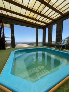 ein Swimmingpool in einem Haus mit Blick auf das Meer in der Unterkunft Exclusiva casa con hermosa vista in Los Molles