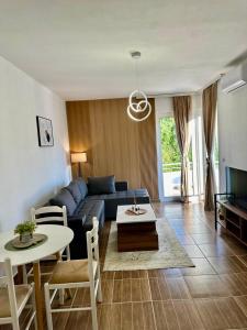 TV a/nebo společenská místnost v ubytování Apartments Katana