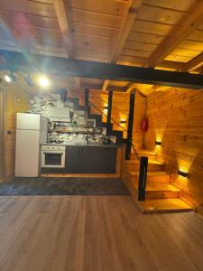 Una cocina o zona de cocina en SESİLA DAĞ EVİ Bungalov