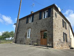 a brick building with a door on the side of it at Maison de Champeaux in Saint-Fraimbault-sur-Pisse