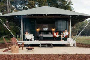 QuindalupWildwood Eco Retreat的一群人坐在帐篷里