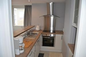 une cuisine avec un évier et une cuisinière dans l'établissement Au quai 34 appartement, à Boulogne-sur-Mer