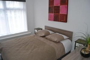 une chambre avec un lit avec deux oreillers dessus dans l'établissement Au quai 34 appartement, à Boulogne-sur-Mer